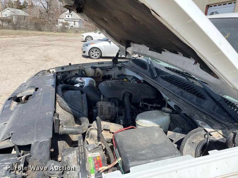 image for item MY9051 2004 Chevrolet 1500 Silverado  Ext. Cab pickup truck