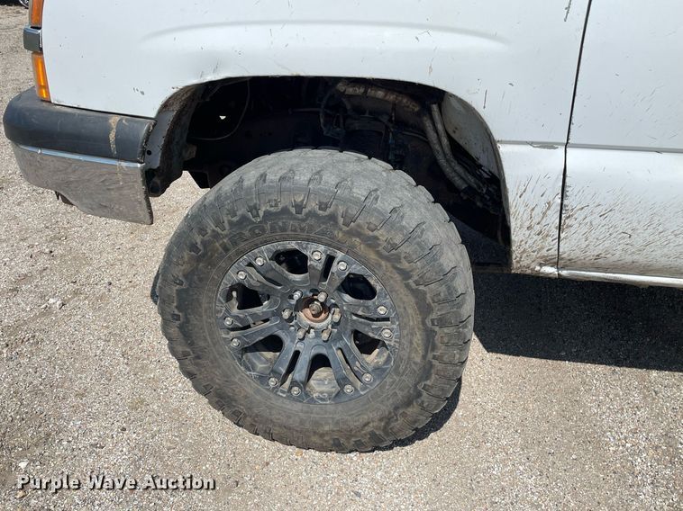 image for item MY9051 2004 Chevrolet 1500 Silverado  Ext. Cab pickup truck