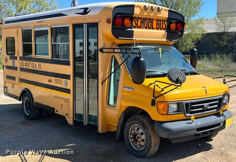 image for item MY9735 2006 Ford E450 Super Duty  school bus