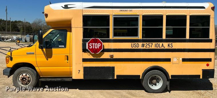 image for item MY9735 2006 Ford E450 Super Duty  school bus