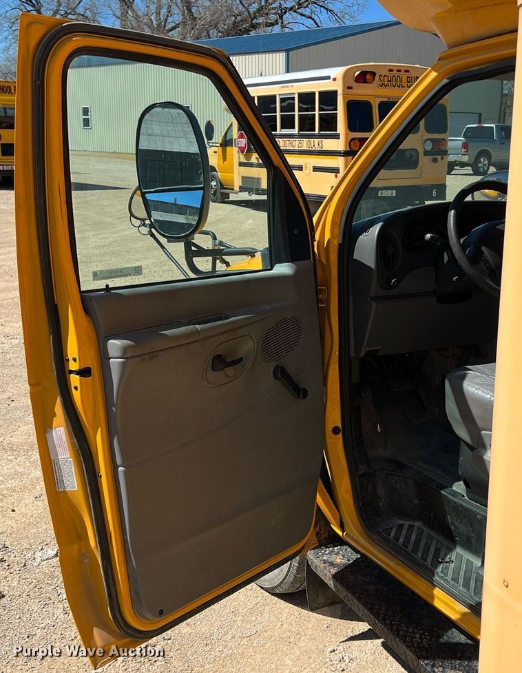 image for item MY9735 2006 Ford E450 Super Duty  school bus