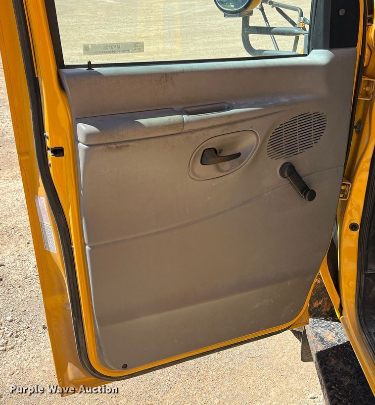 image for item MY9735 2006 Ford E450 Super Duty  school bus