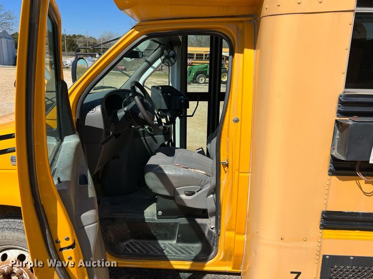 image for item MY9735 2006 Ford E450 Super Duty  school bus