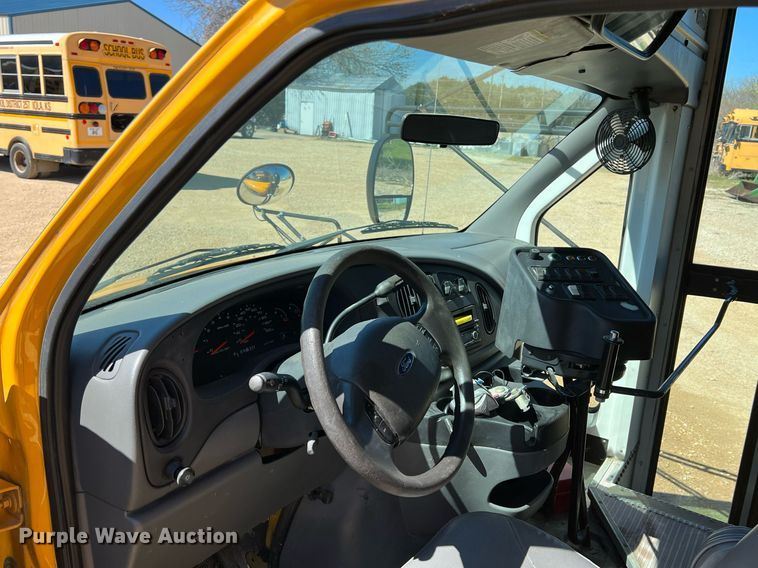 image for item MY9735 2006 Ford E450 Super Duty  school bus