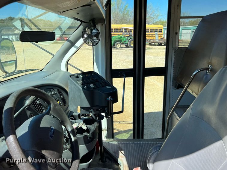 image for item MY9735 2006 Ford E450 Super Duty  school bus