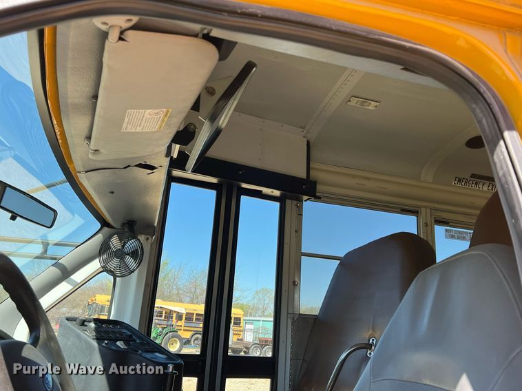 image for item MY9735 2006 Ford E450 Super Duty  school bus