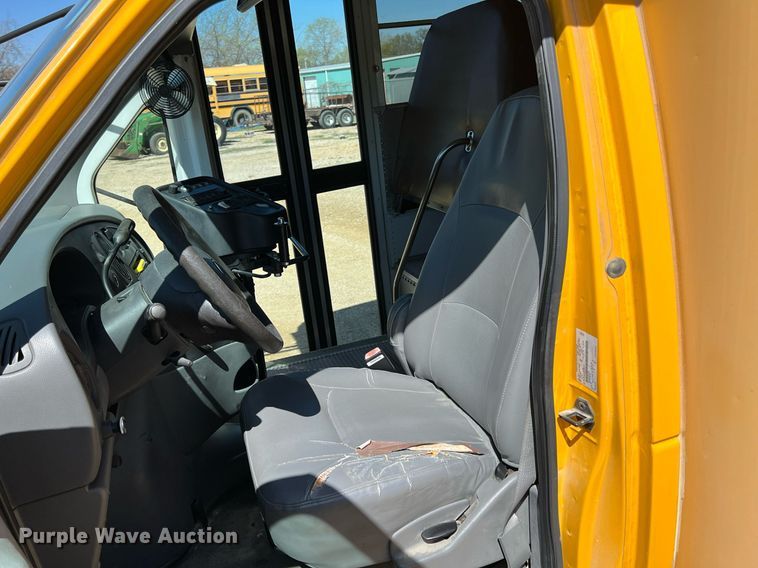 image for item MY9735 2006 Ford E450 Super Duty  school bus