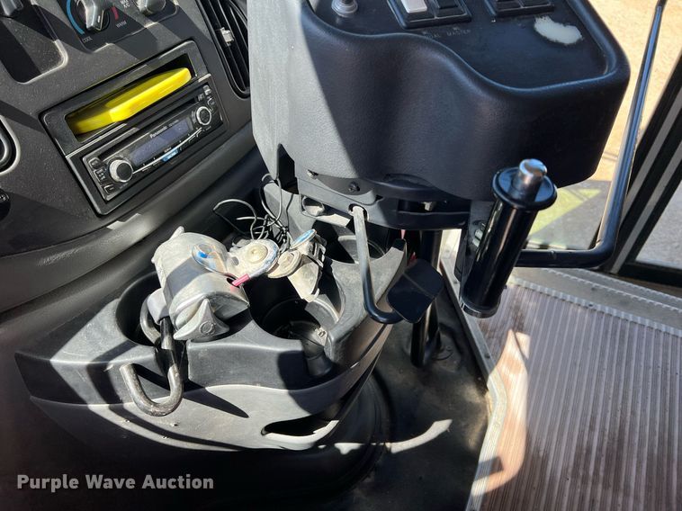 image for item MY9735 2006 Ford E450 Super Duty  school bus