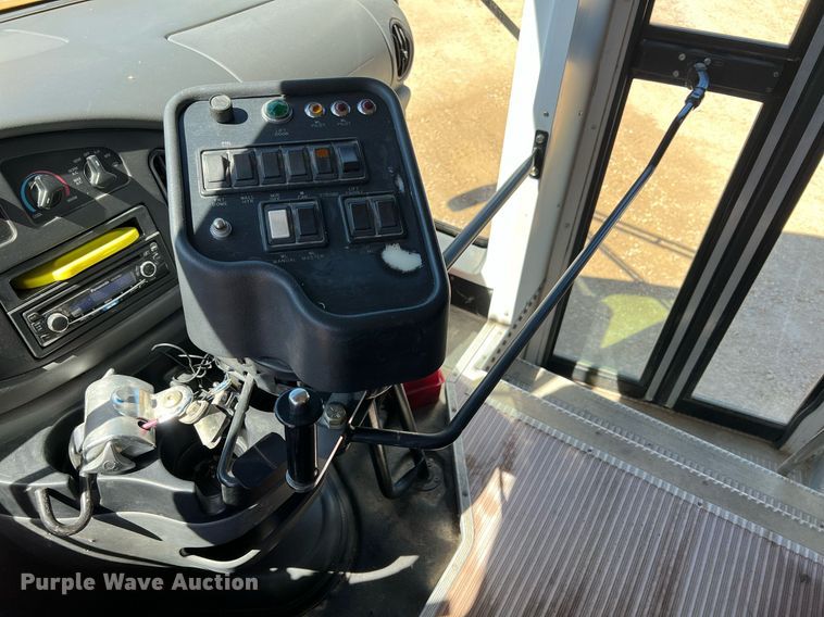 image for item MY9735 2006 Ford E450 Super Duty  school bus