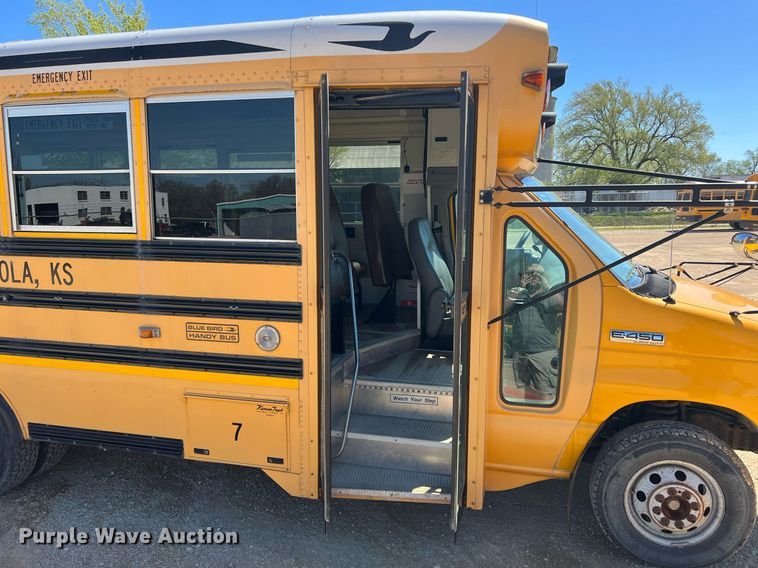 image for item MY9735 2006 Ford E450 Super Duty  school bus