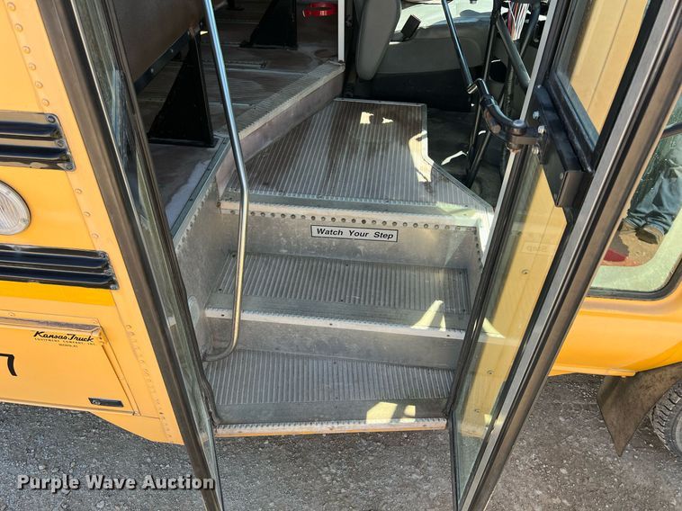 image for item MY9735 2006 Ford E450 Super Duty  school bus