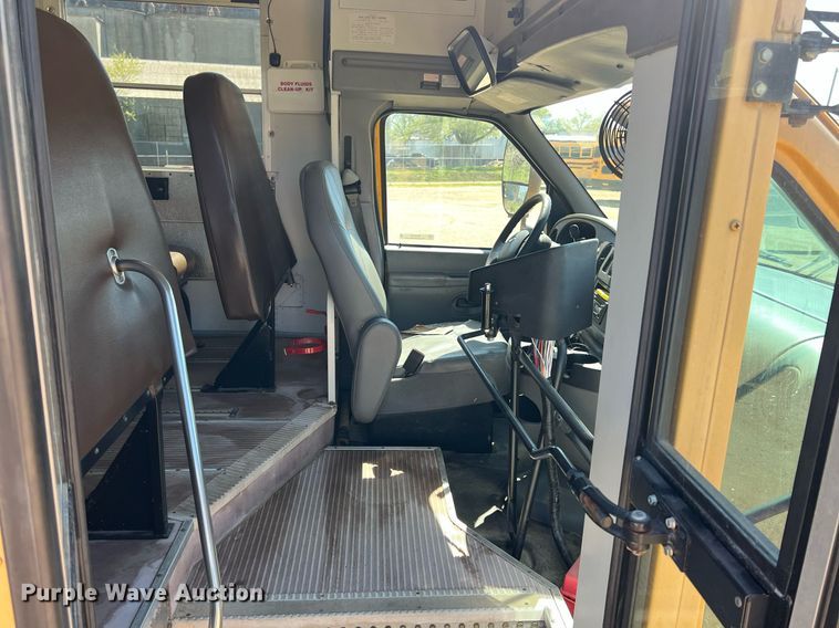 image for item MY9735 2006 Ford E450 Super Duty  school bus