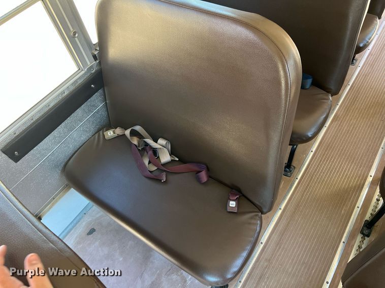 image for item MY9735 2006 Ford E450 Super Duty  school bus