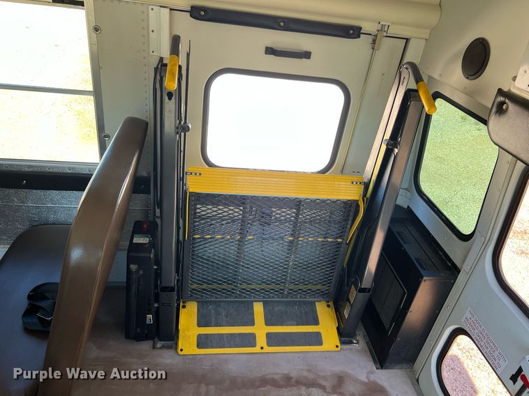 image for item MY9735 2006 Ford E450 Super Duty  school bus