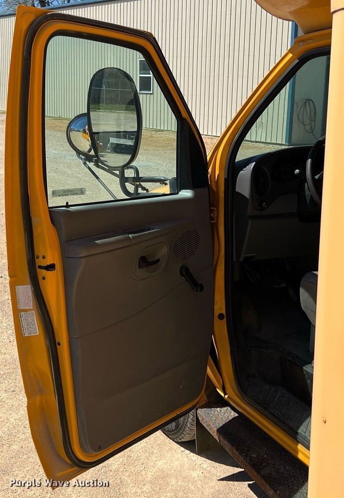image for item MY9736 2005 Ford E450 Super Duty  school bus