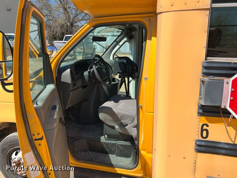 image for item MY9736 2005 Ford E450 Super Duty  school bus