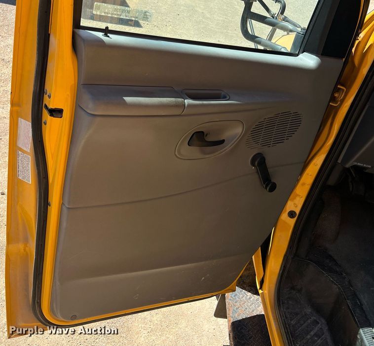 image for item MY9736 2005 Ford E450 Super Duty  school bus