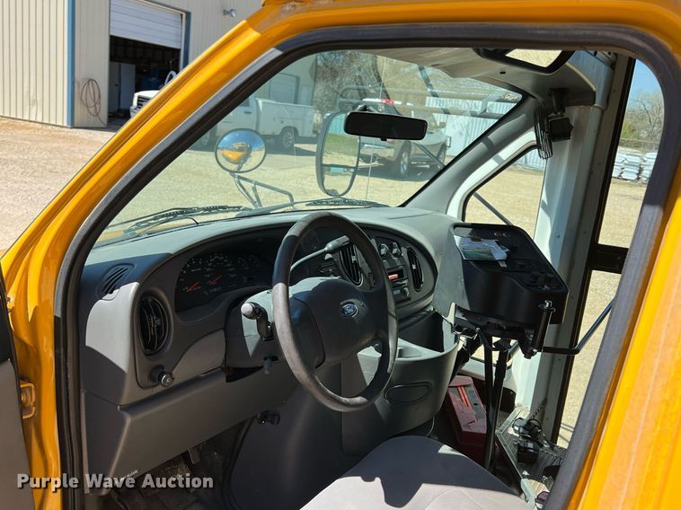 image for item MY9736 2005 Ford E450 Super Duty  school bus
