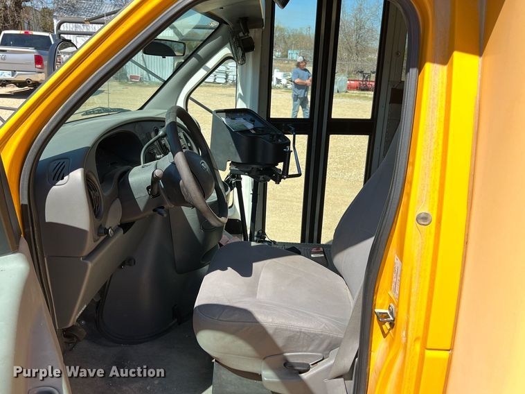 image for item MY9736 2005 Ford E450 Super Duty  school bus