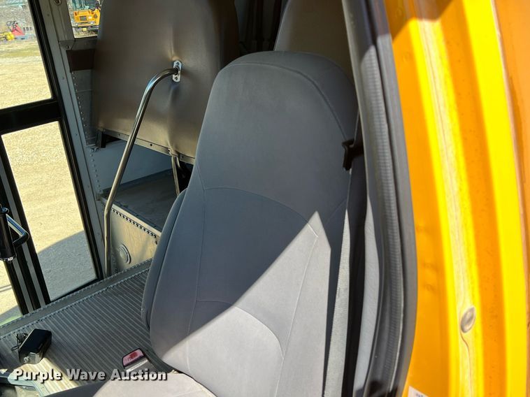 image for item MY9736 2005 Ford E450 Super Duty  school bus