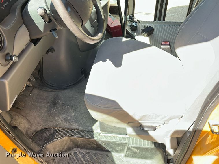 image for item MY9736 2005 Ford E450 Super Duty  school bus