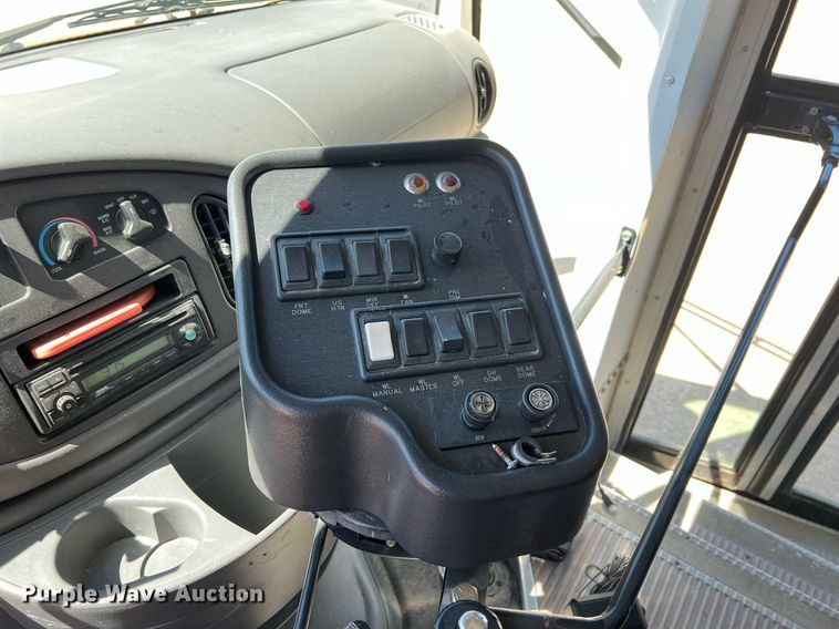 image for item MY9736 2005 Ford E450 Super Duty  school bus