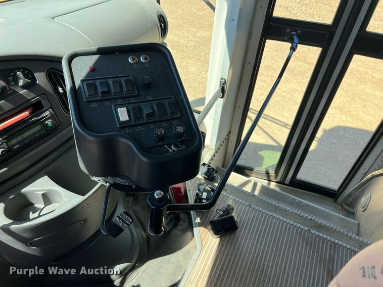 image for item MY9736 2005 Ford E450 Super Duty  school bus