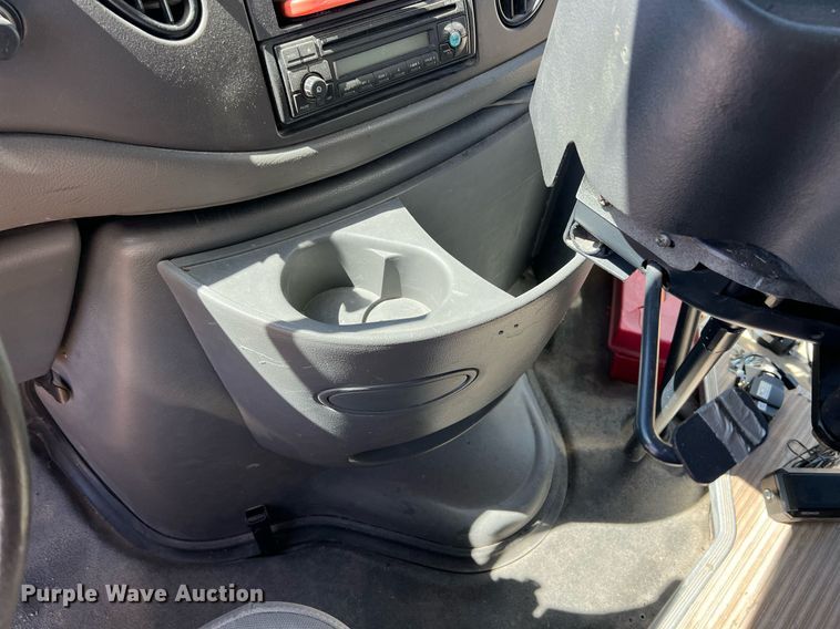 image for item MY9736 2005 Ford E450 Super Duty  school bus