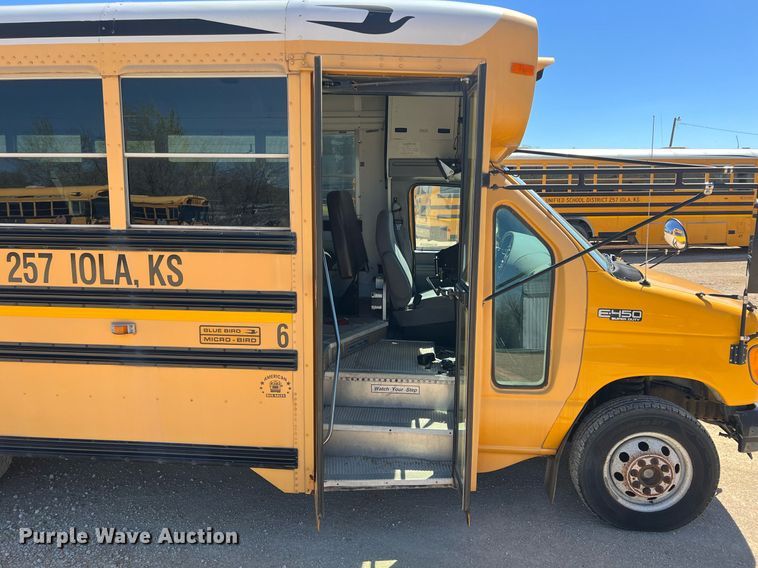 image for item MY9736 2005 Ford E450 Super Duty  school bus