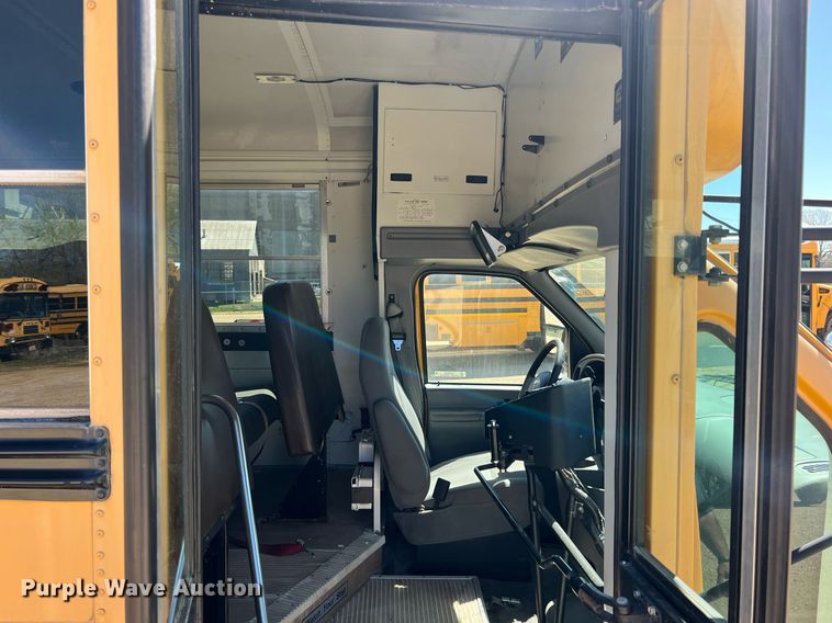 image for item MY9736 2005 Ford E450 Super Duty  school bus