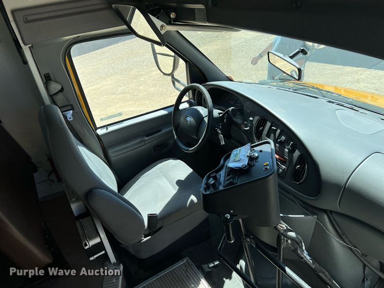 image for item MY9736 2005 Ford E450 Super Duty  school bus