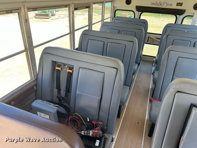 image for item MY9736 2005 Ford E450 Super Duty  school bus