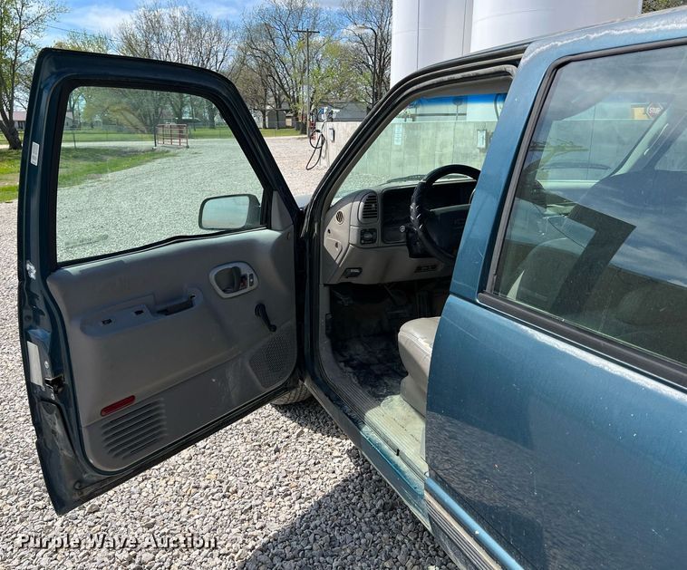 image for item MY9748 1995 Chevrolet Suburban C1500  SUV