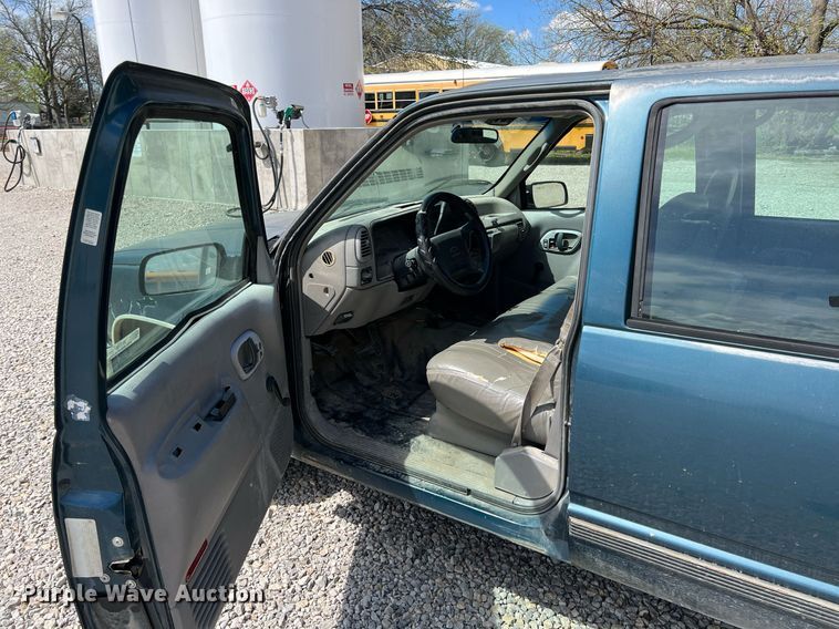 image for item MY9748 1995 Chevrolet Suburban C1500  SUV