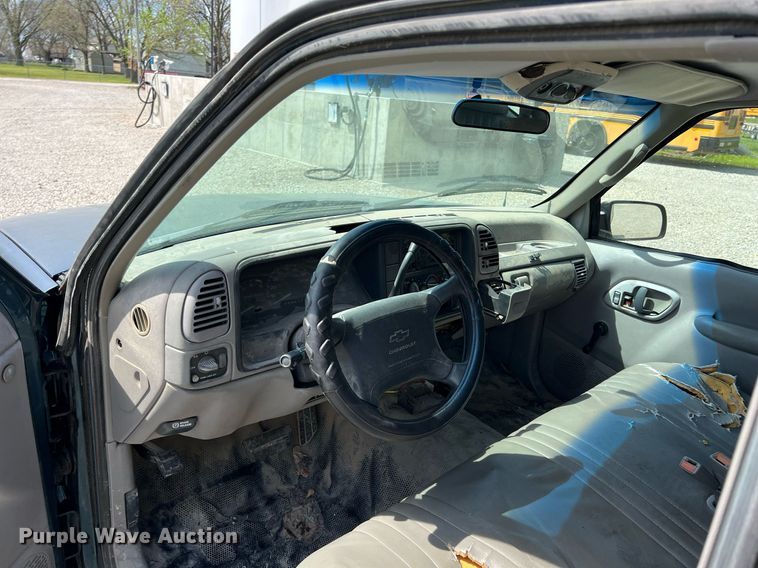 image for item MY9748 1995 Chevrolet Suburban C1500  SUV