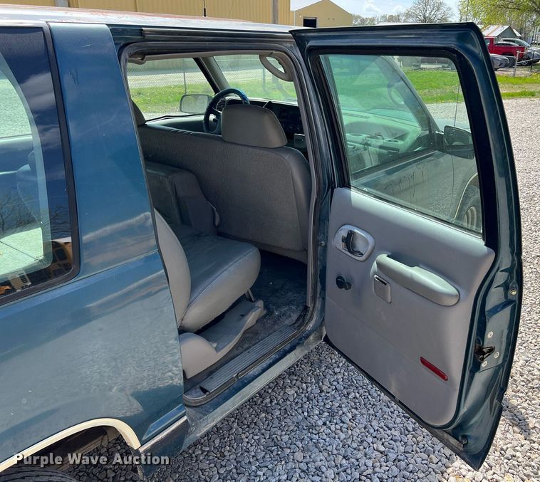 image for item MY9748 1995 Chevrolet Suburban C1500  SUV