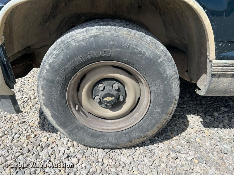 image for item MY9748 1995 Chevrolet Suburban C1500  SUV