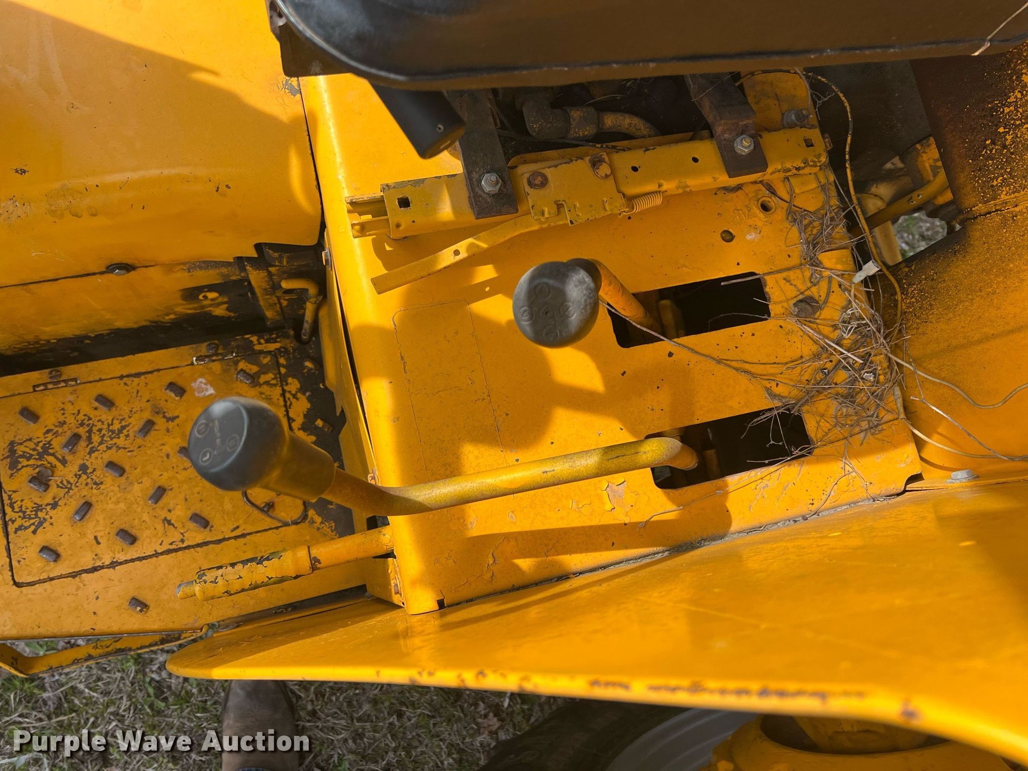 Case 485 tractor in Neosho, MO Item MY9681 sold Purple Wave