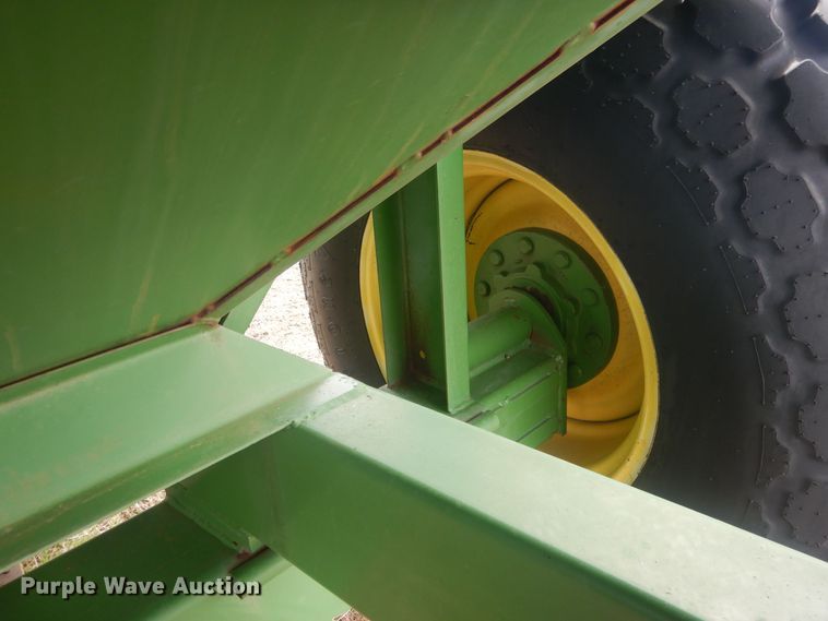 image for item DJ7025 Brent 420  grain cart