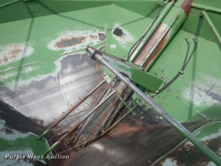 image for item DJ7025 Brent 420  grain cart