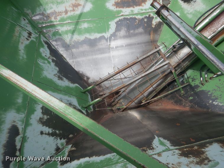 image for item DJ7025 Brent 420  grain cart