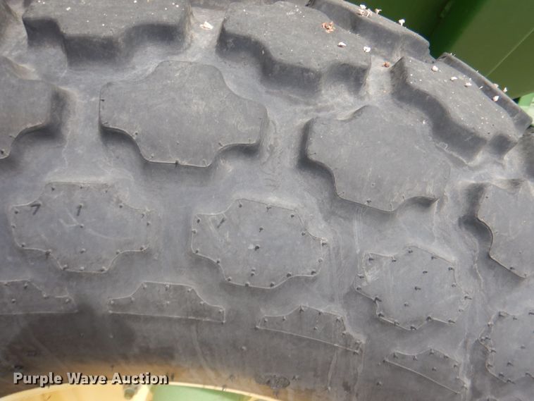 image for item DJ7025 Brent 420  grain cart