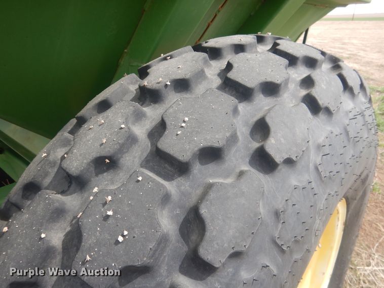 image for item DJ7025 Brent 420  grain cart