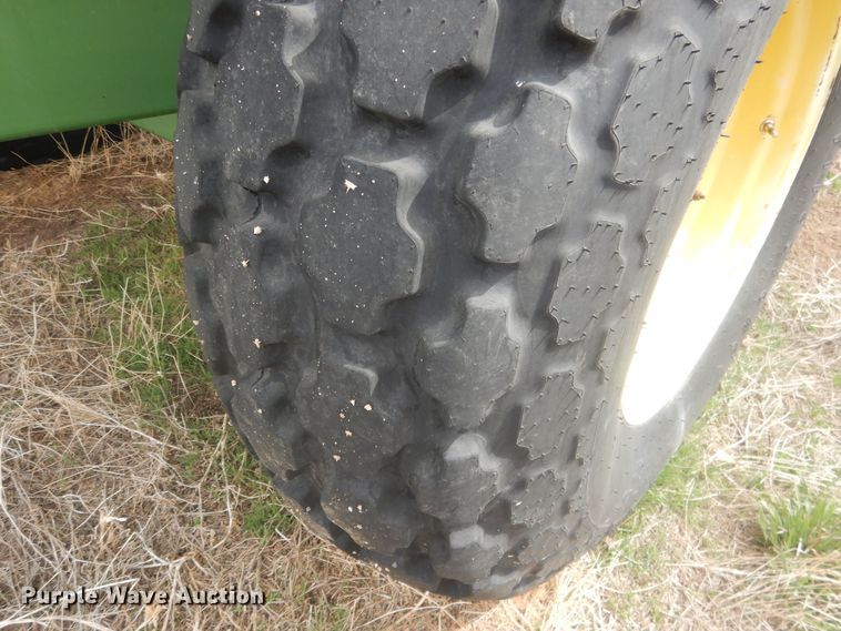 image for item DJ7025 Brent 420  grain cart