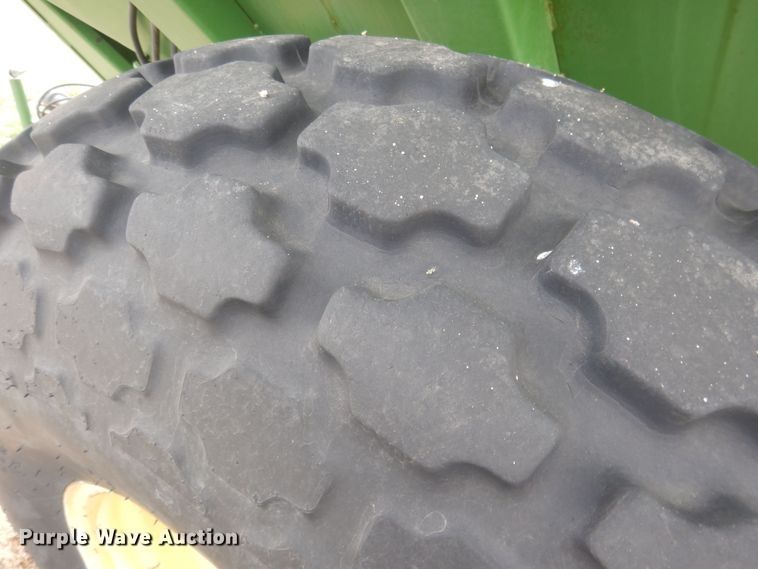 image for item DJ7025 Brent 420  grain cart