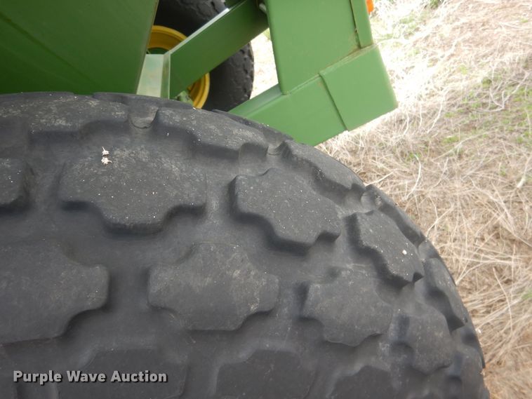 image for item DJ7025 Brent 420  grain cart