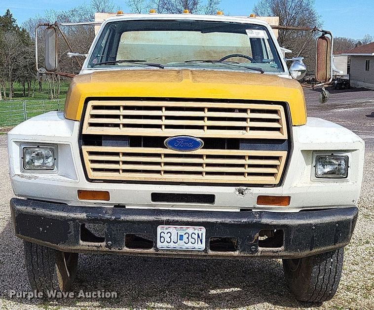 image for item DO3645 1982 Ford F800  applicator truck