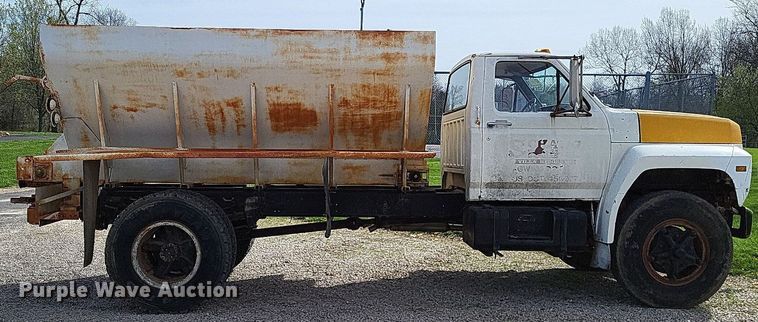 image for item DO3645 1982 Ford F800  applicator truck