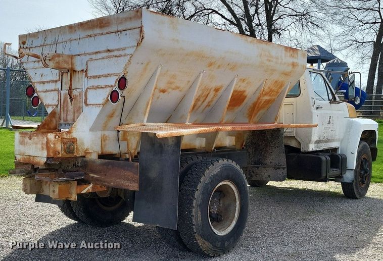 image for item DO3645 1982 Ford F800  applicator truck