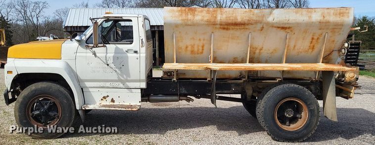 image for item DO3645 1982 Ford F800  applicator truck